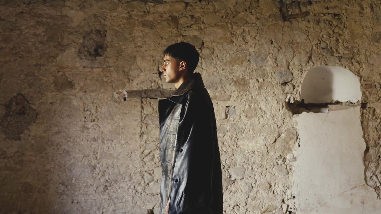 Fotogramma di Dirocc4to: un modello tra le rovine